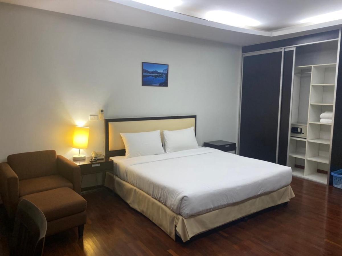 The Park 304 Executive Serviced Apartment Si Maha Phot Екстер'єр фото
