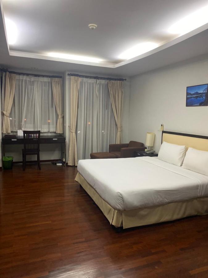 The Park 304 Executive Serviced Apartment Si Maha Phot Екстер'єр фото