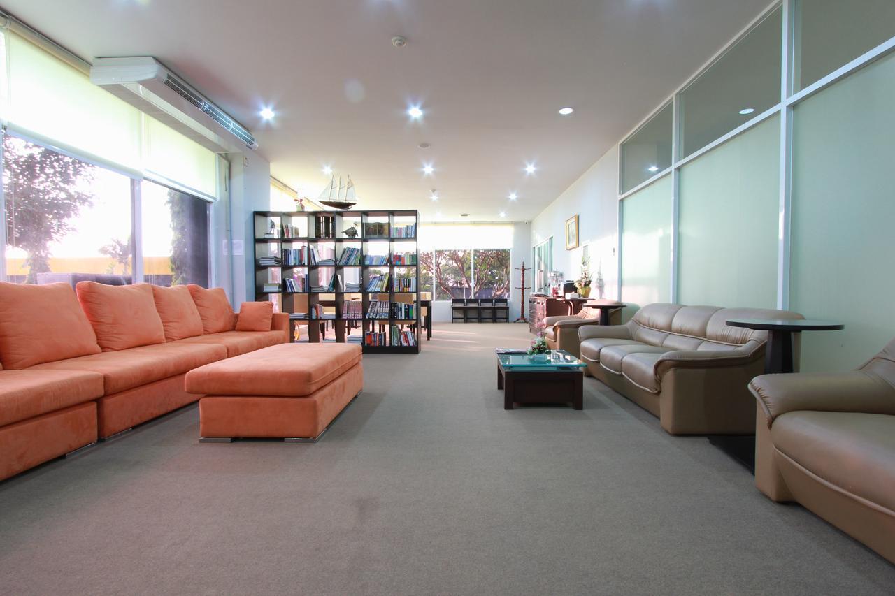 The Park 304 Executive Serviced Apartment Si Maha Phot Екстер'єр фото