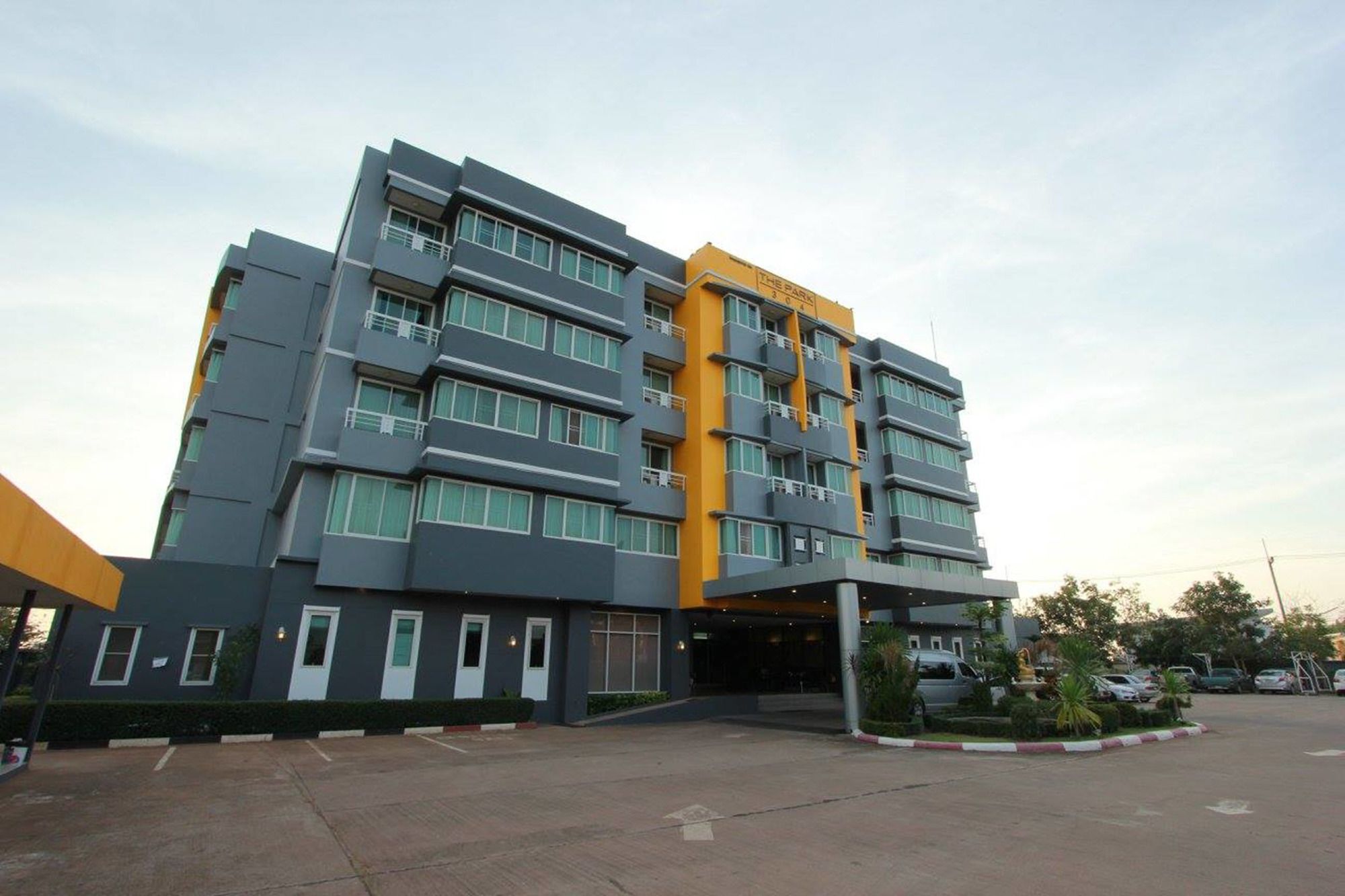 The Park 304 Executive Serviced Apartment Si Maha Phot Екстер'єр фото